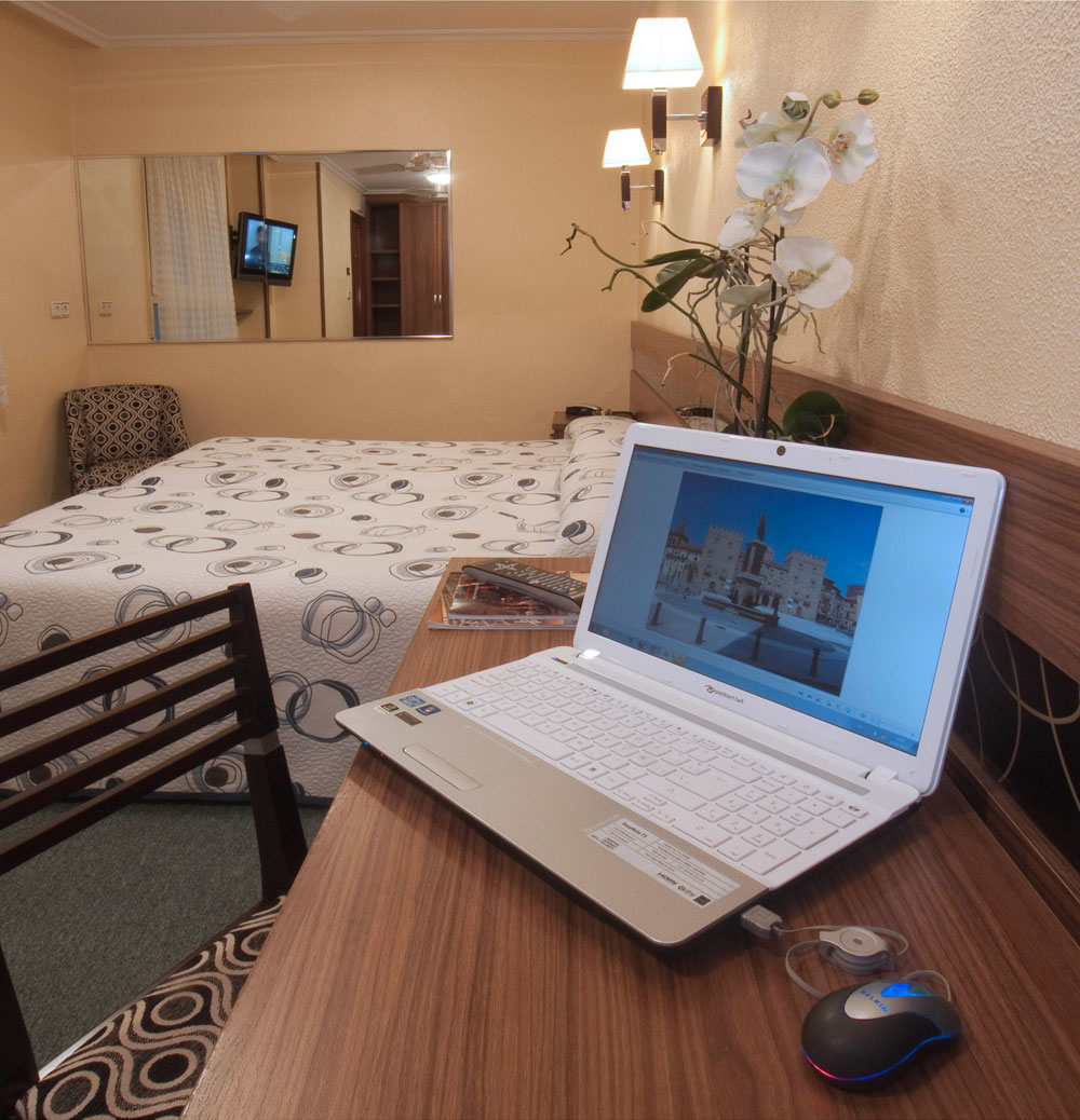 Todas las habitaciones del hotel tienen acceso a WIFI, ilimitado y gratuito.