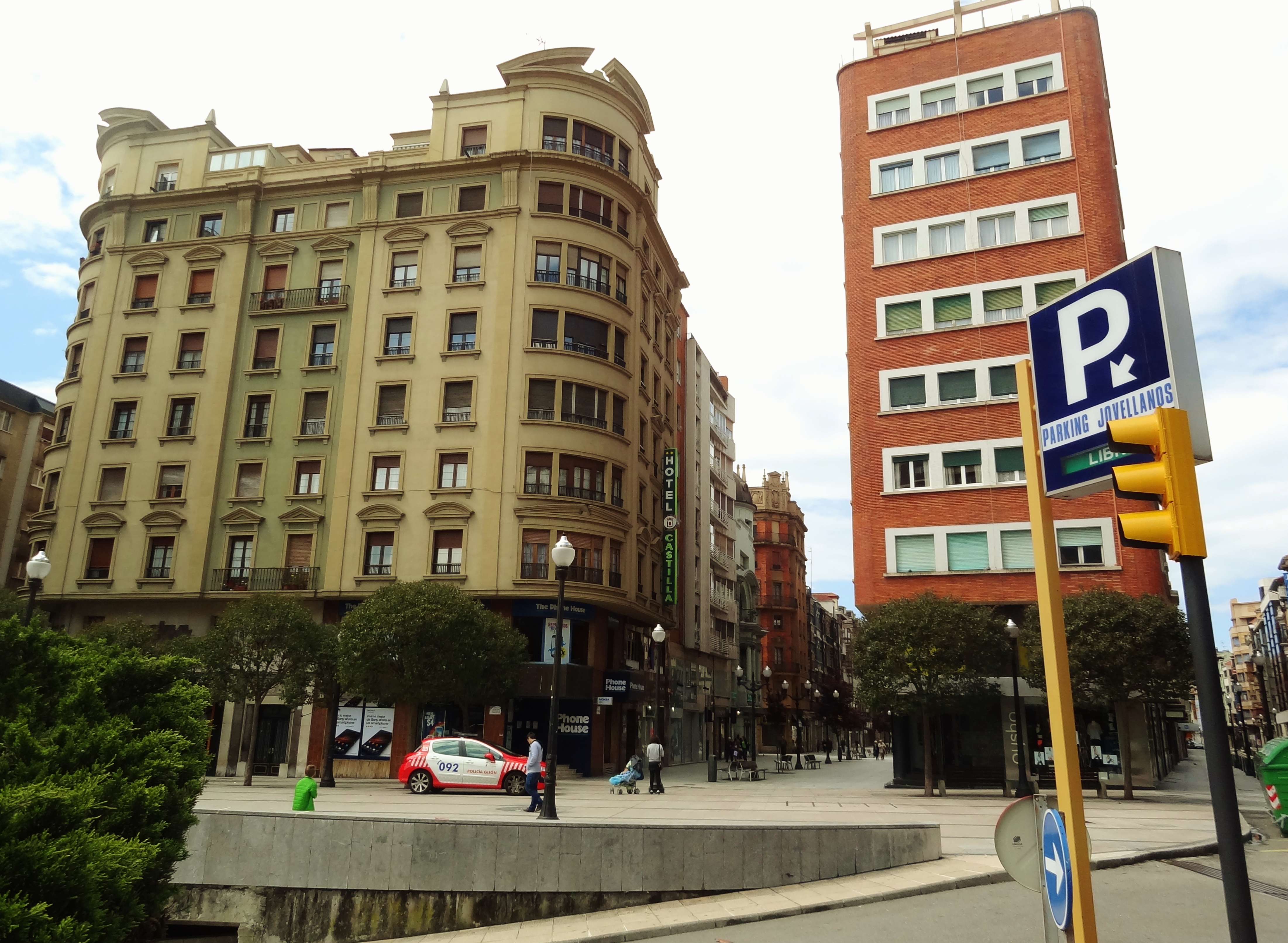 Parking Jovellanos en la plaza del 6 de agosto donde los clientes del hotel  pueden guardar el coche por 13,50 euros.